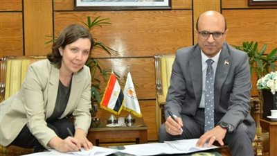 رئيس جامعة أسيوط يوقع اتفاقية لدعم مركز ذوي الإعاقة 