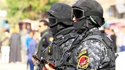 أجبروه على تحويل مبلغ مالى.. ضبط مرتكبي واقعة سرقة أحد الأشخاص بالسويس