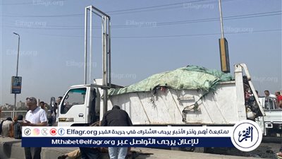 لحظة وقوع حادث تصادم بين سيارتين ميكروباص على كوبري الجامعة بالمنصورة