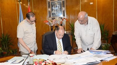 محافظ أسيوط يوقع بروتوكول مع جهاز تنمية المشروعات المتوسطة لرفع كفاءة مدرستين