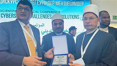 أهداء درع الجامعة المصرية للثقافة الإسلامية بكازاخستان لوزير الأوقاف