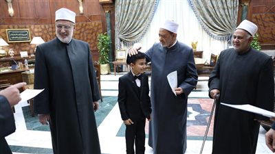 الإمام الأكبر للفائزين بحفظ كتاب الله: القرآن الكريم نور لصاحبه وتاج فوق الرؤوس