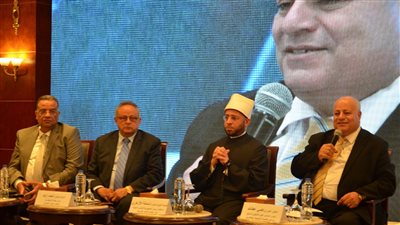 أسامة الأزهري يقف دقيقة حداد على روح الجندي المصري الشهيد برفح