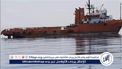 استمرار أعمال تعويم وشفط المياه من داخل غرفة محركات السفينة الجانحة أمام سواحل سفاجا