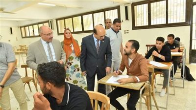 رئيس جامعة أسيوط يتفقد سير امتحانات الفصل الدراسي الثاني
