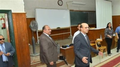 رئيس جامعة أسيوط يتفقد امتحانات الدراسات العليا بمعهد بحوث ودراسات البيولوجيا الجزيئية