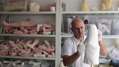 أصحاب الهمم في الإمارات يديرون مصنع الأطراف الصناعية لأطفال غزة