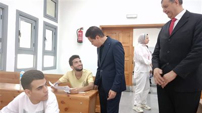 رئيس جامعة بنها يتفقد سير الامتحانات بكليتي التجارة والعلوم بمقر العبور 