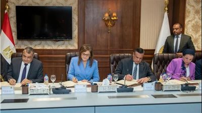 التخطيط والتنمية والبيئة والإنتاج الحربي يوقعون عقود تنفيذ تدوير المخلفات