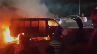 السيطرة على حريق سيارة ميكروباص بالبحر الأعظم.. صور 