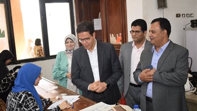 رئيس جامعة بنها يتفقد الامتحانات بكليات الجامعة - صور
