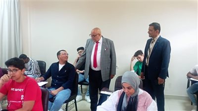 رئيس جامعة الأقصر يتفقد امتحانات الفصل الدراسي الثاني بكلية الألسن