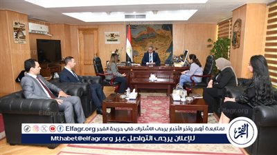 محافظ الفيوم يبحث آليات إنشاء مدرسة صديقة للفتيات وعيادة للصحة الإنجابية للمرأة الريفية