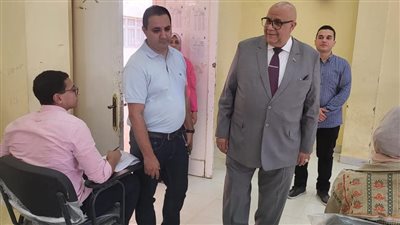 رئيس جامعة الأقصر يتفقد سير الامتحانات بكلية السياحة والفنادق