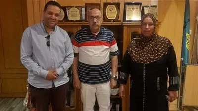 وكيل صحة أسيوط يكرم عاملة بالقمسيون الطبي العام لأمانتها