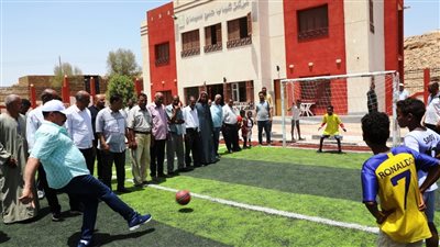 محافظ أسوان يستكمل جولته بقرى كوم أمبو بتفقد مشروعات حياة كريمة