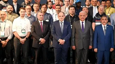 وزير الصناعة يلتقي مع ممثلي 137 شركة عالمية متخصصة في مجال تصنيع الحديد والصلب