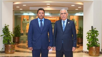 النائب العام يلتقِي نظيره اليمني بمكتبه بالقاهرة (صور)