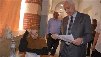 نائب رئيس جامعة أسيوط يتفقد امتحانات الفصل الدراسي الثاني بكلية الآداب