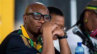 بعد اتهامه بالفساد.. استقالة وزير الرياضة في جنوب إفريقيا