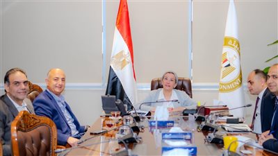 وزيرة البيئة تلتقى ممثلى شركة تيتان مصر للأسمنت لبحث الفرص الاستثمارية 