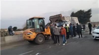 إعادة حركة السير بعد انقلاب مقطورة بالأوتوستراد 