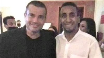 ظهرا مبتسمان.. صورة قديمة تجمع عمرو دياب بالمعجب المثير للجدل