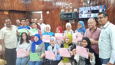 مدير تعليم قوص يكرم الطلاب الفائقين الحاصلين على الدرجة النهائية في الشهادة الإعدادية 