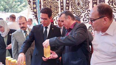 رئيس جامعة بنها يفتتح معرض الجامعة للمنتجات والسلع الغذائية