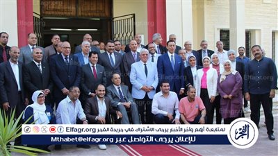 اتحاد الجامعات يكرم أقدم موظف.. وصورة تذكارية للمجلس الجديد مع العاملين