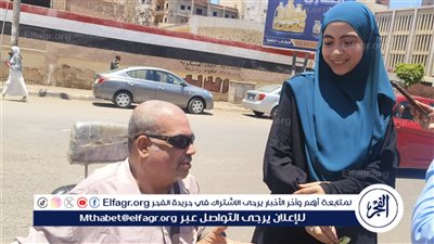 أب يقدم وردة لابنته طالبة الثانوية العامة أمام اللجنة في المنصورة 