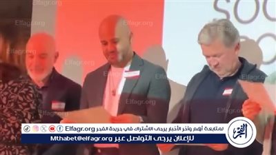 عزيز الشافعي يوجه رسالة لجمهوره بعد تكريمه في فرنسا