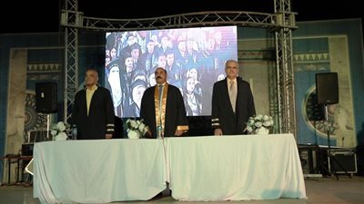 محافظ أسوان يشارك 80 طالبا وطالبة بكلية الحقوق شعبة 