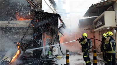 البحرين.. قوات الدفاع المدني تخمد حريقا اندلع بسوق المنامة القديم