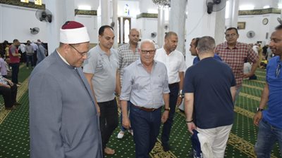 محافظ بورسعيد يؤدي صلاة الجمعة بمسجد لطفي شبارة بنطاق حي الشرق
