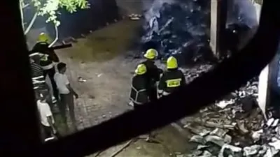 الدفع بـ10 سيارات إطفاء للسيطرة على حريق مخزن كرتون بمنطقة الطوابق بفيصل 