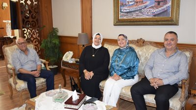 محافظ بورسعيد يستقبل مسئولي 