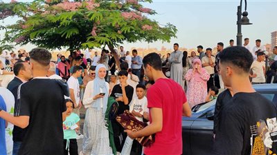 مواطني القليوبية يحتفلون بالعيد على كورنيش النيل ببنها