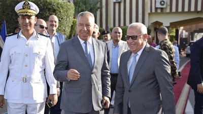 محافظ بورسعيد يزور قوات الأمن في أول أيام عيد الأضحى المبارك ويقدم التهنئة للضباط والجنود