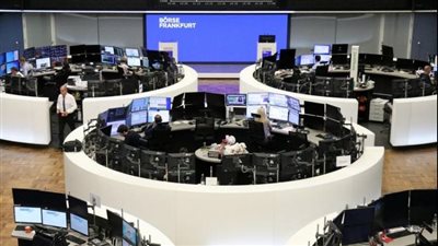 الأسهم الفرنسية تدفع البورصة الأوروبية للانخفاض بسبب أزمة سياسية