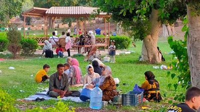 حدائق القناطر تواصل استقبال المواطنين في ثالث أيام العيد
