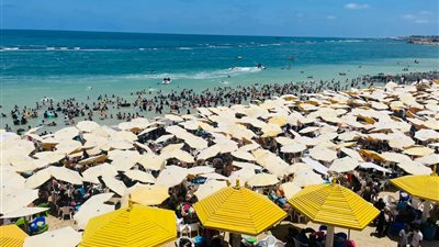 شواطىء شرق الإسكندرية تمتلىء بنسبة 100 ٪ في ثالث أيام عيد الأضحى