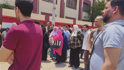 طلاب الثانوية العامة يؤدوا امتحان الانجليزي في 154 لجنه 