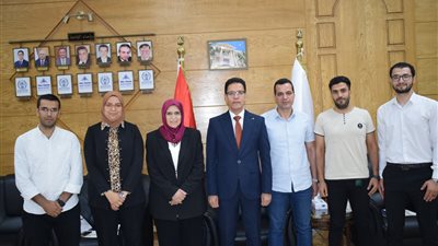 رئيس جامعة بنها يكرم فريق عمل معمل التشخيص البيطري