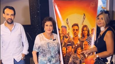 لبلبة وبوسي شلبي تشاهدان فيلم 'عصابة المكس' في دور السبنما