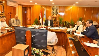 محافظ أسيوط يلتقي بعض أهالي قرية بني عديات بمركز منفلوط لمناقشة طلباتهم