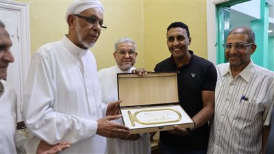 تكريم رائد الساحة الرضوانية لجهوده في حملات التبرع بالدم لدعم مرضى السرطان في أورام الأقصر