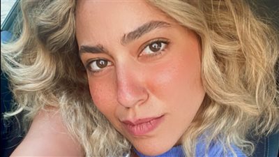 بإطلالة زرقاء.. هند عبد الحليم تبهر جمهورها