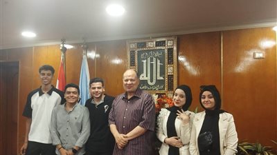 محافظ أسيوط يلتقي بعض من اتحاد طلاب المدارس