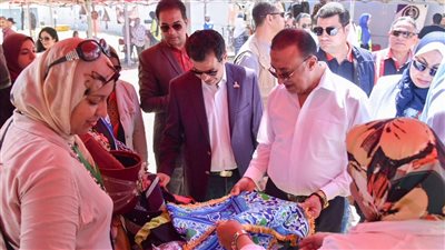 محافظ الإسكندرية يفتتح معرضا للأسر المنتجة بشاطئ البوريفاج